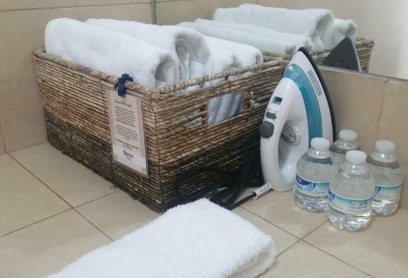 ファミリーステューディオ, Hospedaje Parras