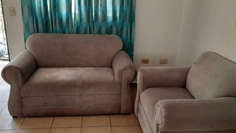 ファミリーステューディオ, Hospedaje Parras