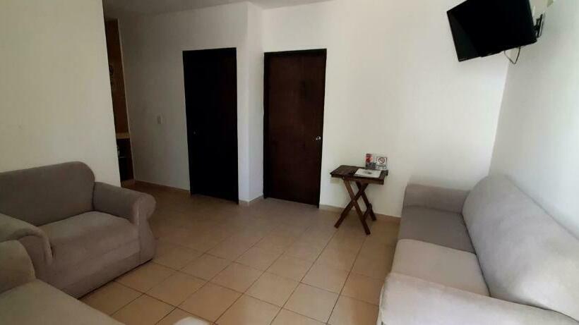 ファミリーステューディオ, Hospedaje Parras