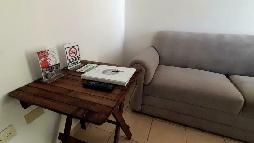 ファミリーステューディオ, Hospedaje Parras