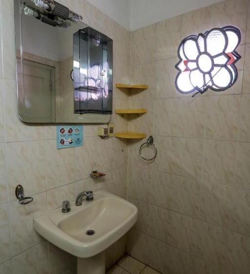 اتاق استاندارد سه نفره, Hassler