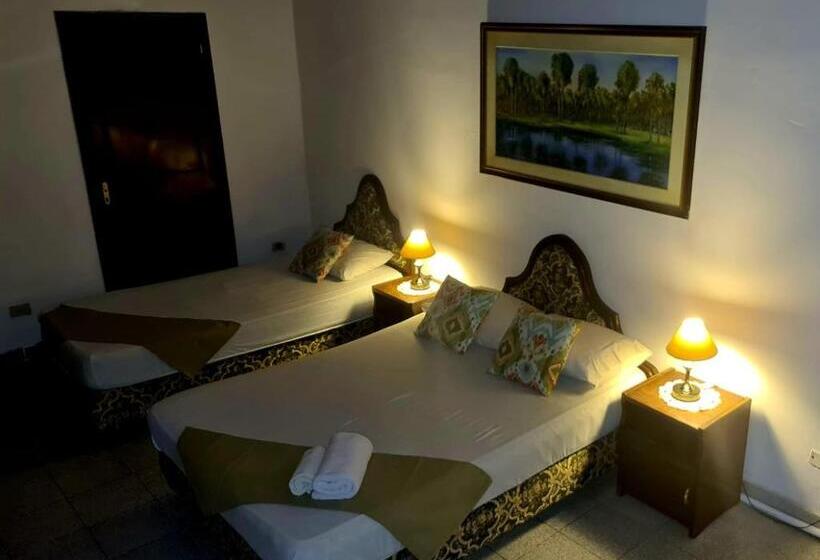 اتاق استاندارد سه نفره, Hassler