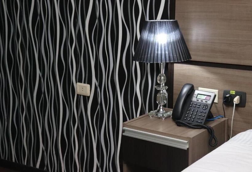 سوییت جونیور, Luxsur