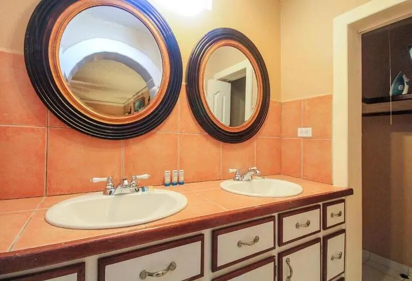 استودیوی استاندارد, Mary S Boon Beach Resort & Spa