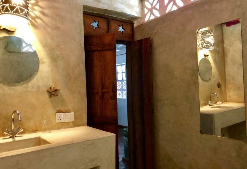 בונגלו משפחתי, Zanzistar Lodge