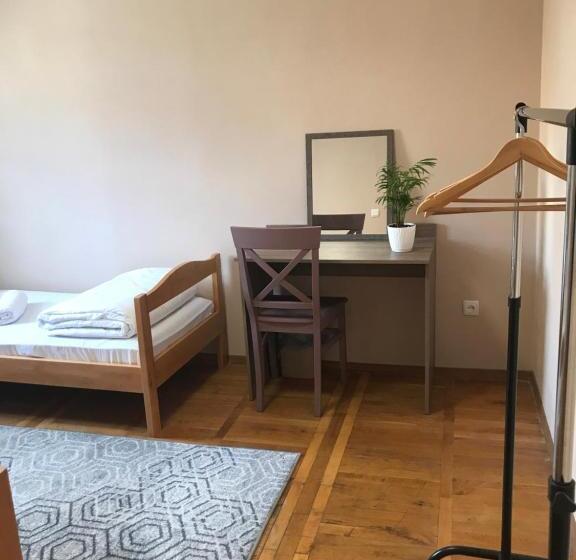 اتاق استاندارد با سرویس بهداشتی مشترک, Pelican Guest House & Hostel