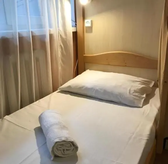 Perhehuone Jaettu Kylpyhuone, Pelican Guest House & Hostel