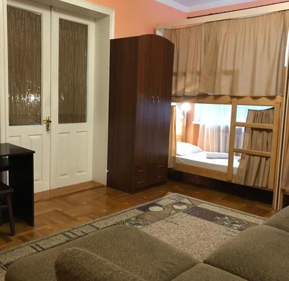 اتاق خانوادگی با سرویس بهداشتی مشترک, Pelican Guest House & Hostel