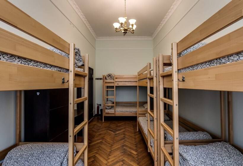 تختخواب در اتاق مشترک, Centrum Hostel