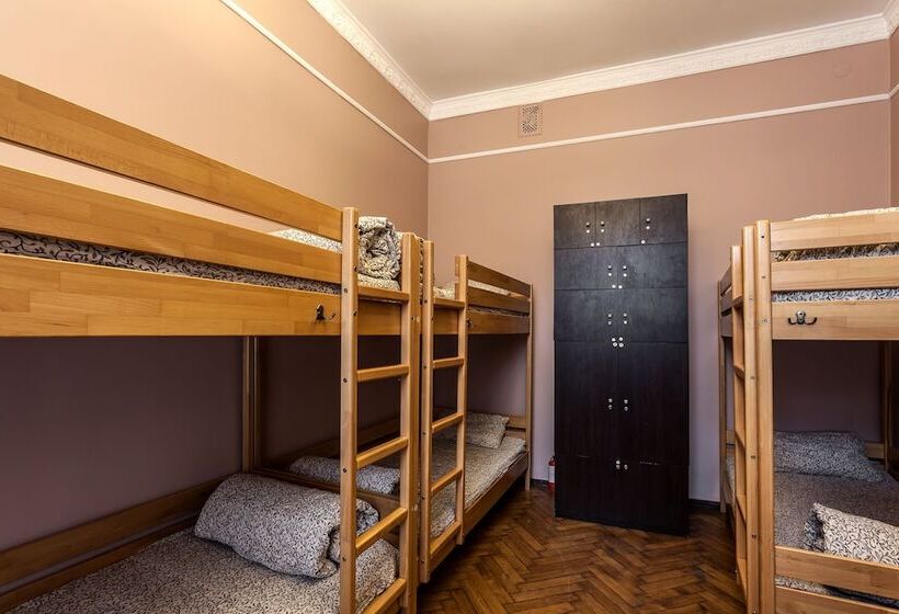 تختخواب در اتاق مشترک, Centrum Hostel