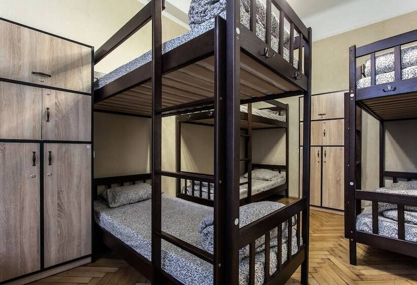 تختخواب در اتاق مشترک, Centrum Hostel