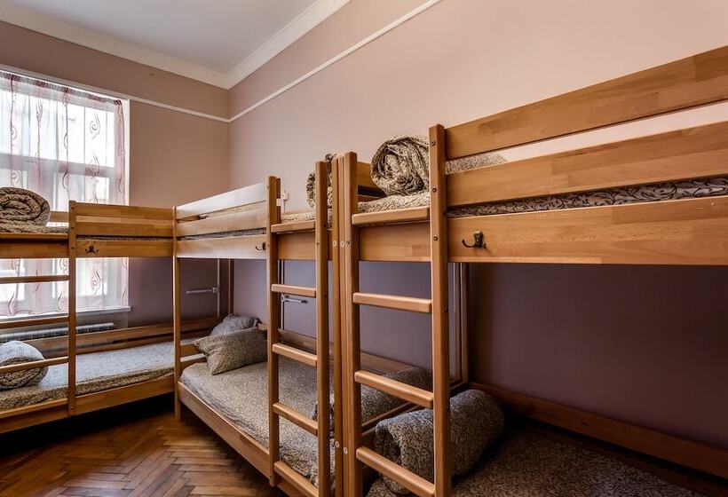 تختخواب در اتاق مشترک, Centrum Hostel