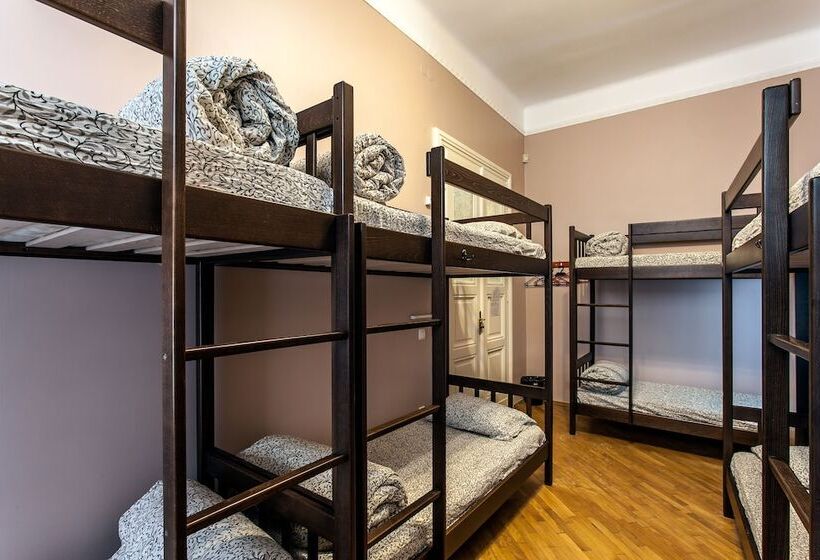 تختخواب در اتاق مشترک, Centrum Hostel