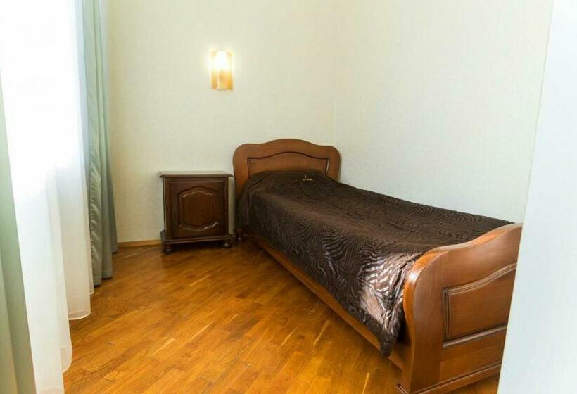 سوئیت راحتی, Complex Uhnovych