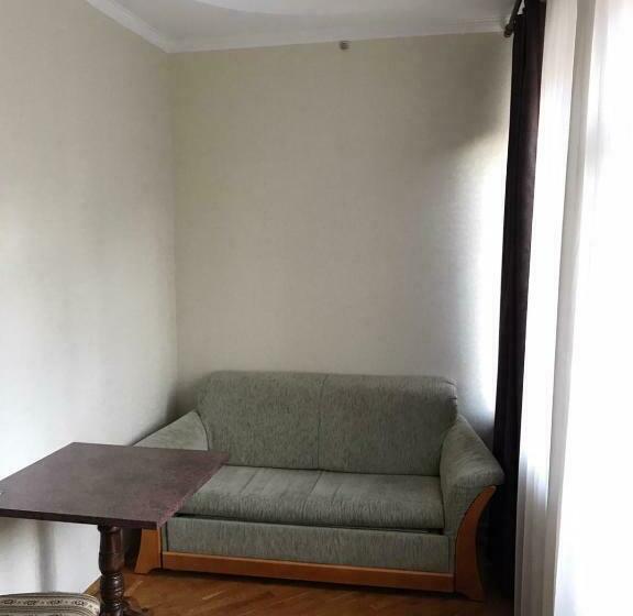 سوئیت راحتی, Complex Uhnovych