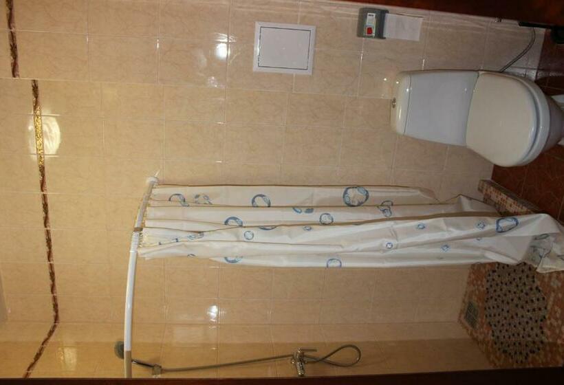 家庭间, Golden Lion