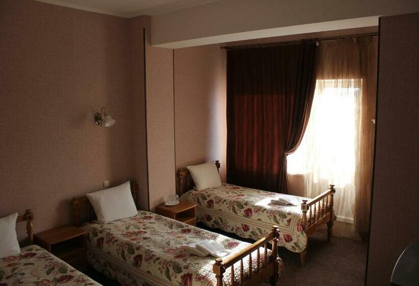 اتاق استاندارد سه تخته با بالکن, Golden Lion