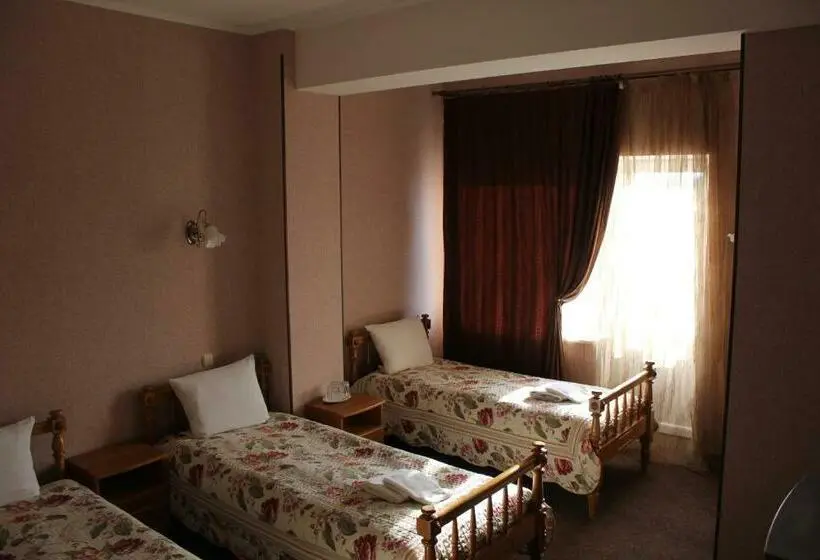 اتاق استاندارد سه تخته با بالکن, Golden Lion