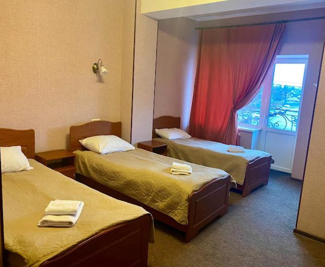 带阳台的三人标准间, Golden Lion