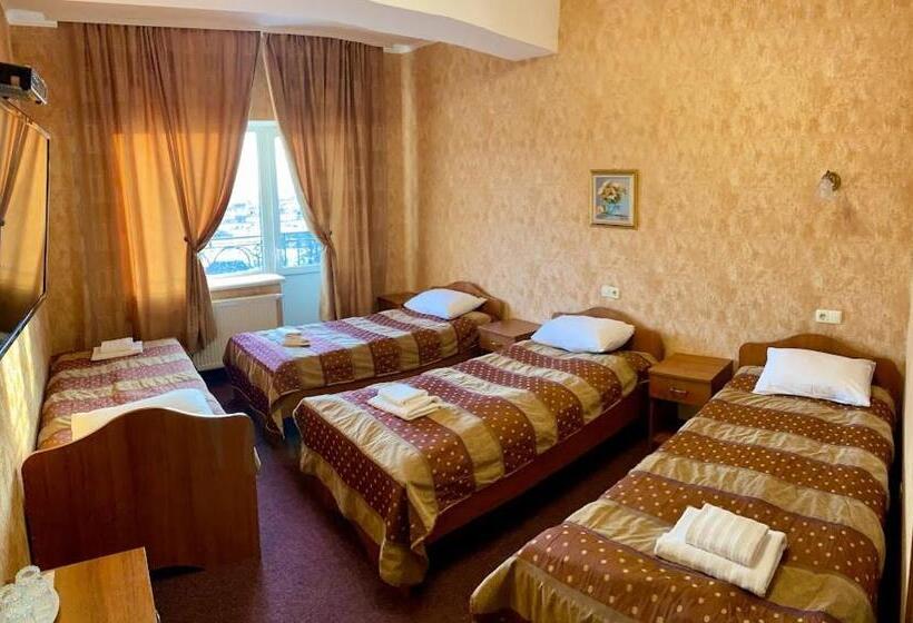 اتاق استاندارد چهارنفره با بالکن, Golden Lion