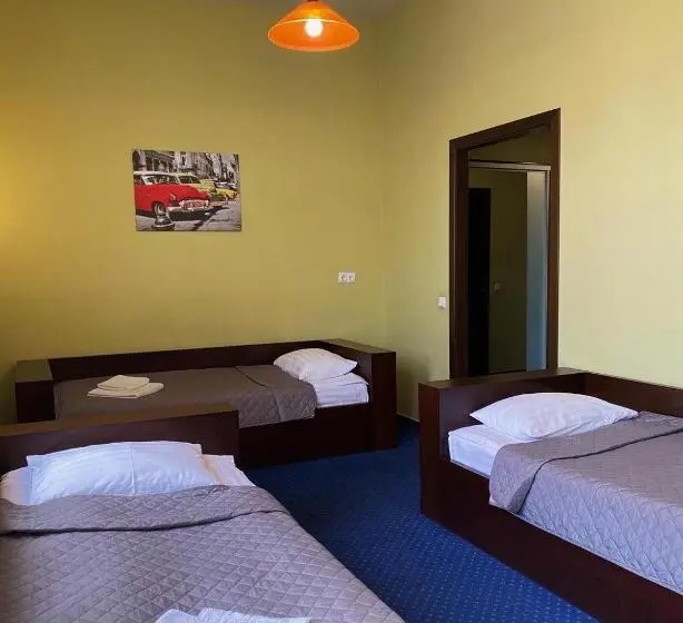 Comfort Kolmen Hengen Huone, Gosudar