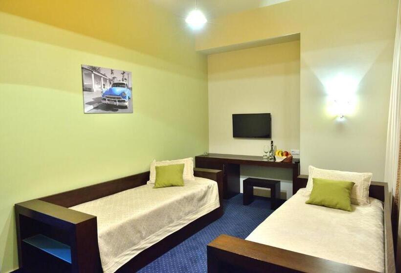 컴포트 트리플 룸, Gosudar