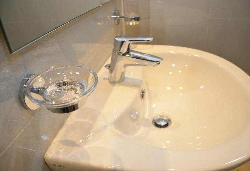 Deluxe Rum, Kandy Waters