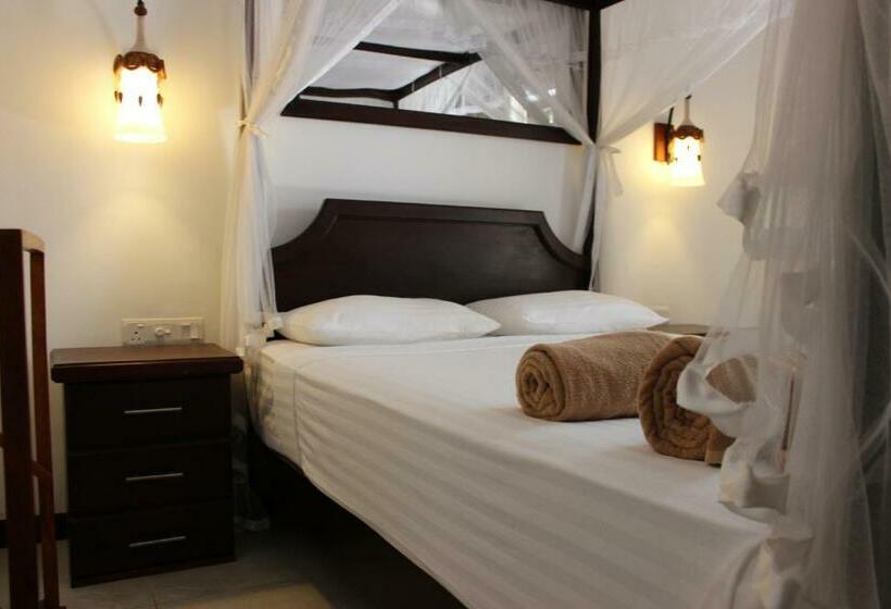 Deluxe Rum, Kandy Waters