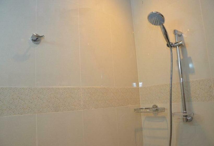 Deluxe Rum, Kandy Waters