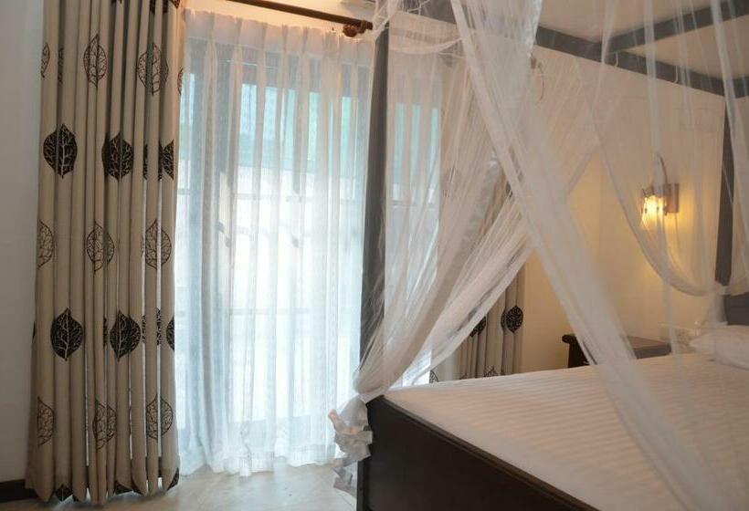 Deluxe Rum, Kandy Waters