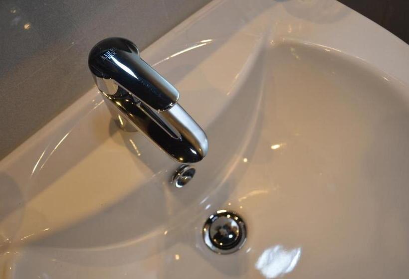 Standardrum, Kandy Waters