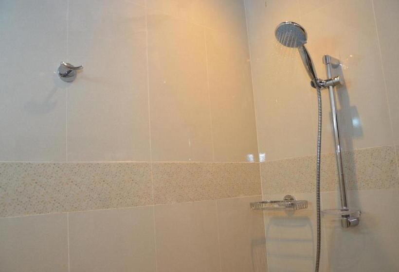 Standardrum, Kandy Waters