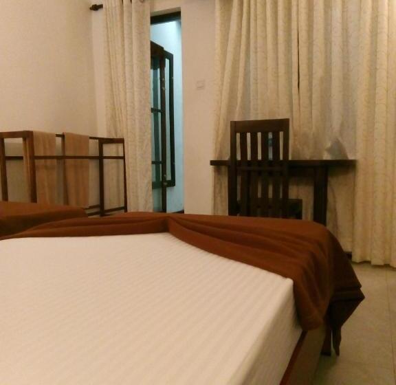 Ekonomiskt Rum, Kandy Waters