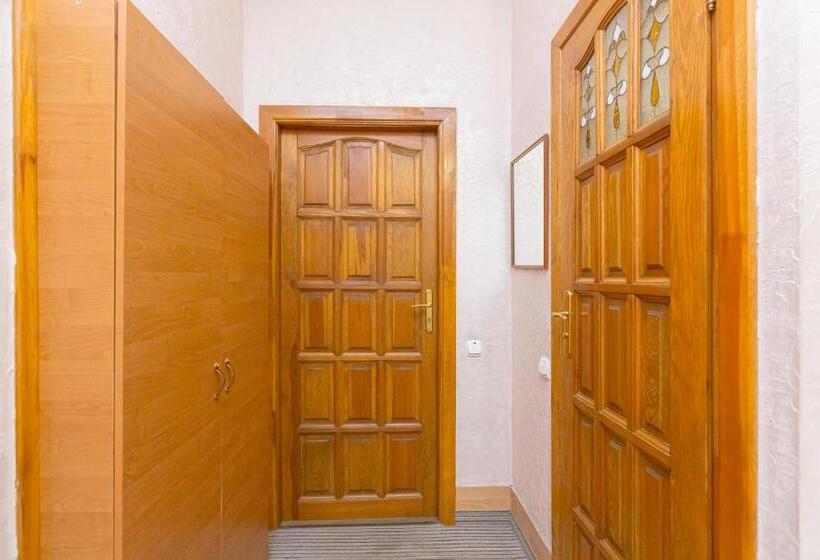 غرفة قياسية, Staryi Krakiv