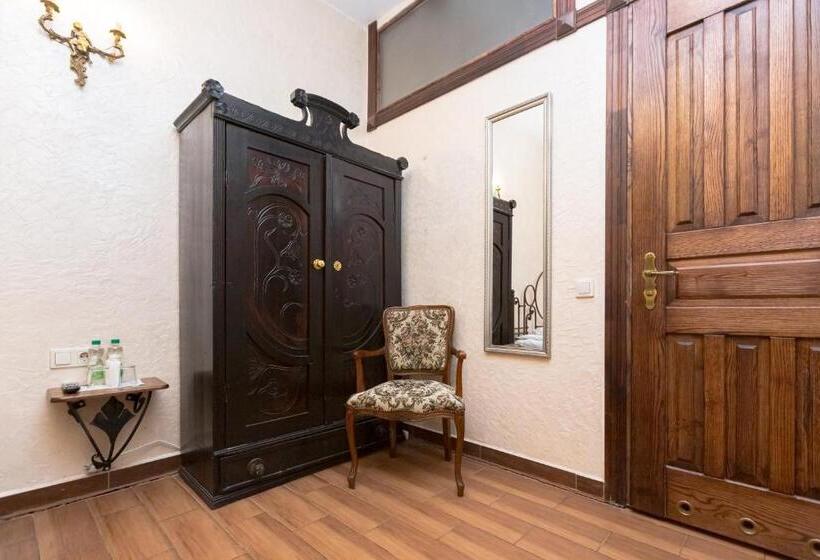 غرفة قياسية ثلاثية, Staryi Krakiv