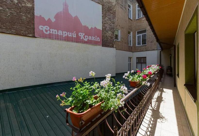 غرفة قياسية ثلاثية, Staryi Krakiv