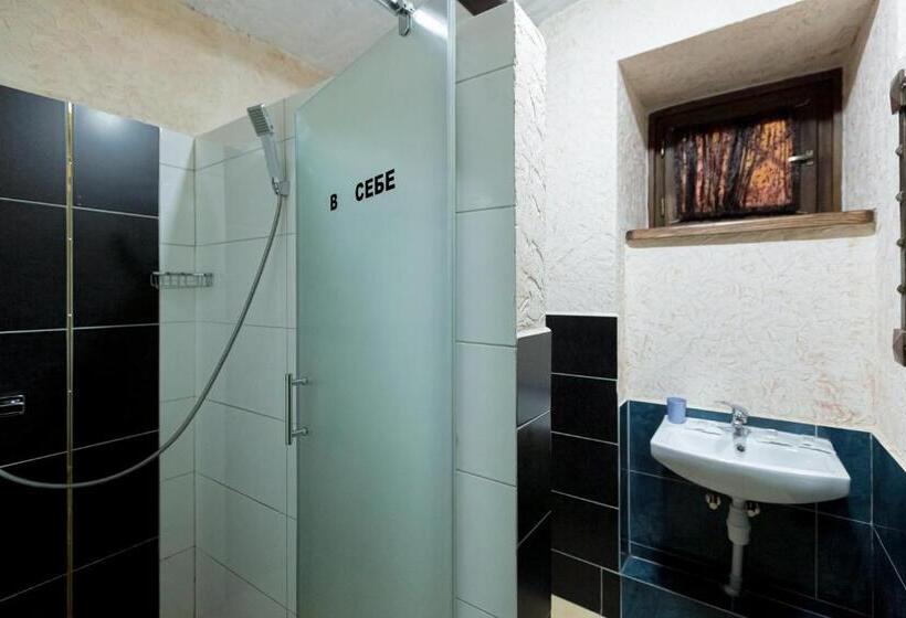 غرفة قياسية ثلاثية, Staryi Krakiv