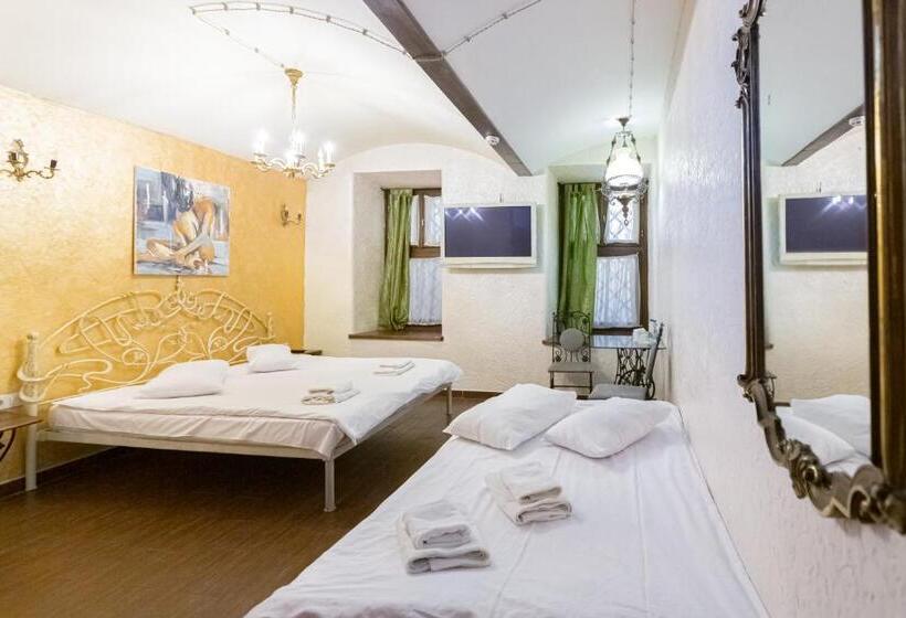 غرفة سوبيريور ثلاثية, Staryi Krakiv