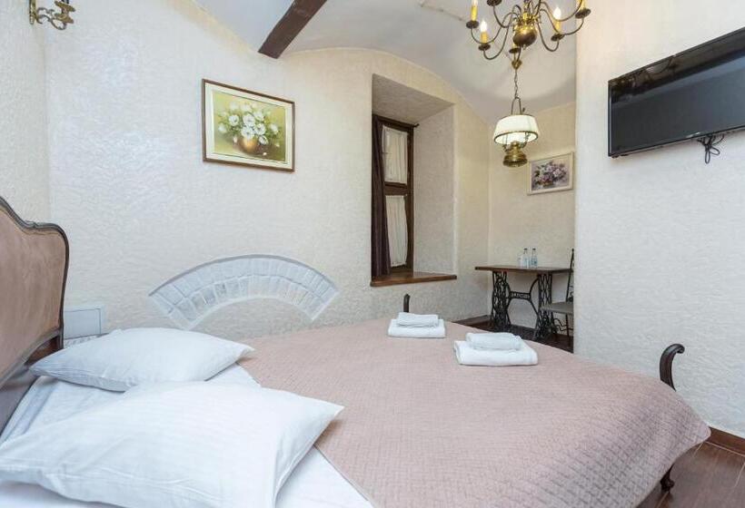 غرفة سوبيريور, Staryi Krakiv