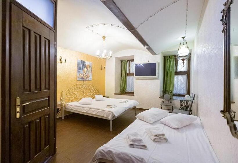 غرفة سوبيريور ثلاثية, Staryi Krakiv