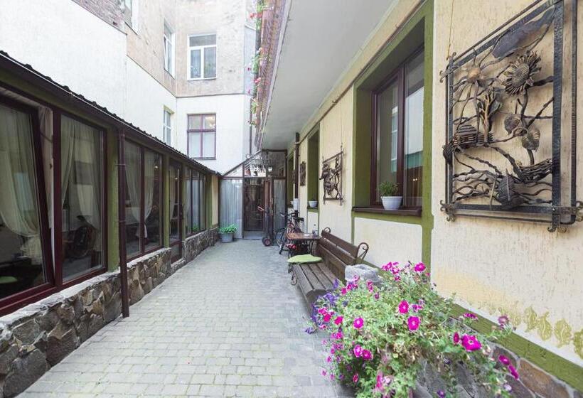 غرفة قياسية فردية, Staryi Krakiv