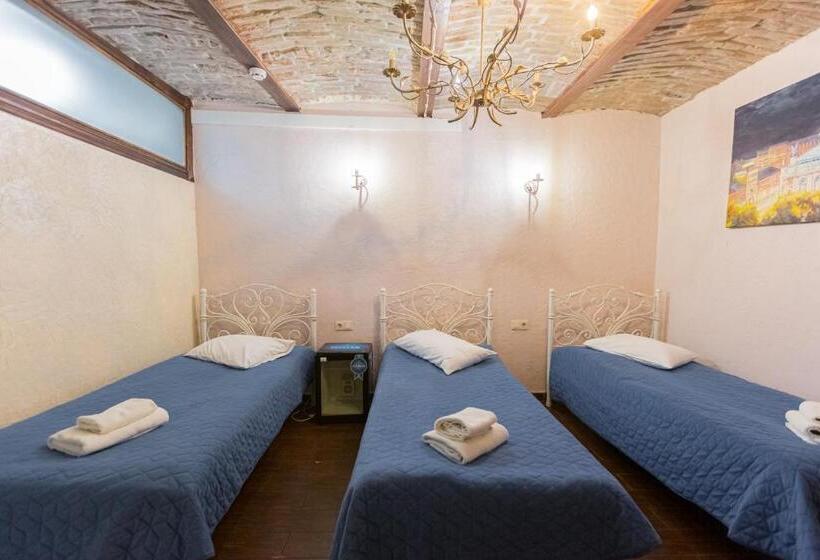 غرفة قياسية ثلاثية, Staryi Krakiv