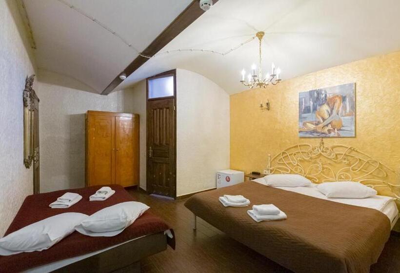 غرفة سوبيريور ثلاثية, Staryi Krakiv