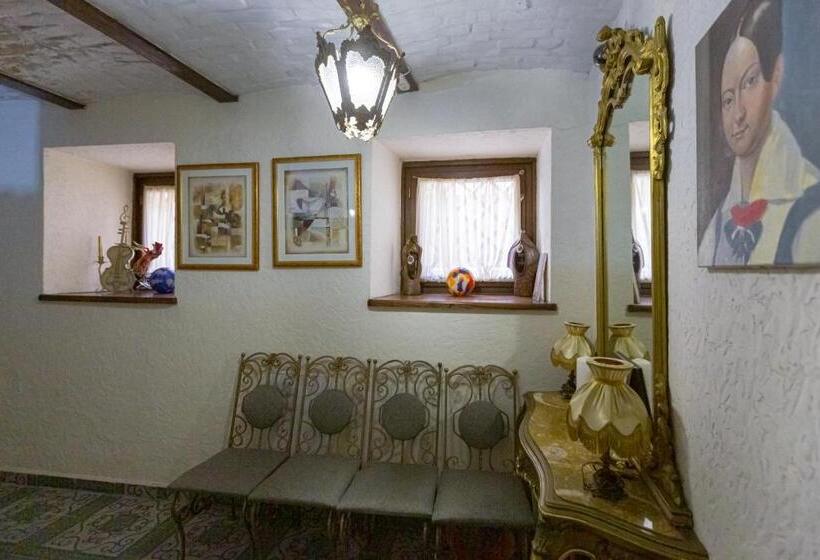 غرفة سوبيريور ثلاثية, Staryi Krakiv