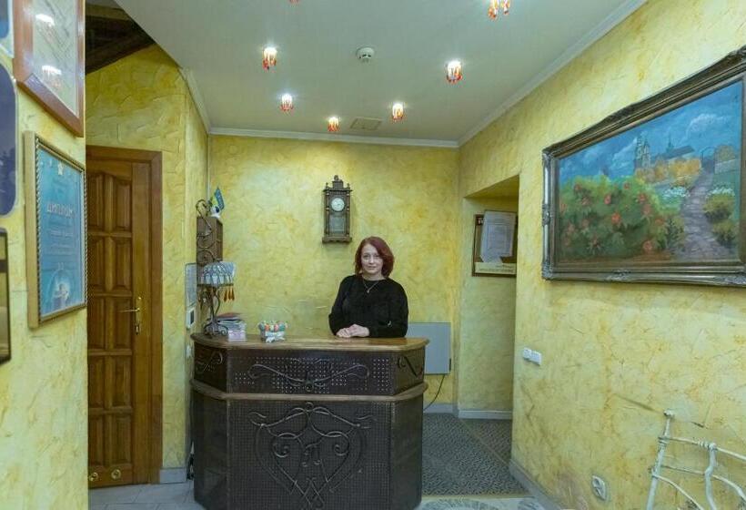 غرفة سوبيريور ثلاثية, Staryi Krakiv