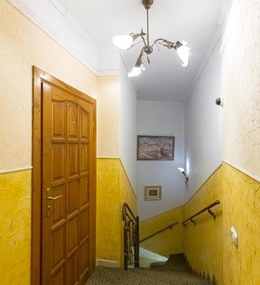 غرفة قياسية فردية, Staryi Krakiv