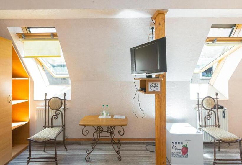 غرفة قياسية, Staryi Krakiv