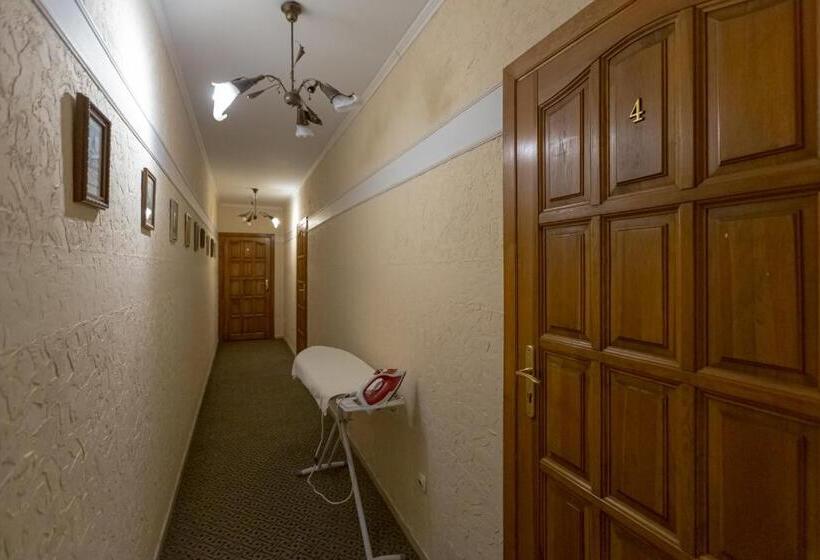 غرفة قياسية, Staryi Krakiv