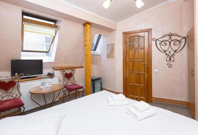 غرفة قياسية, Staryi Krakiv