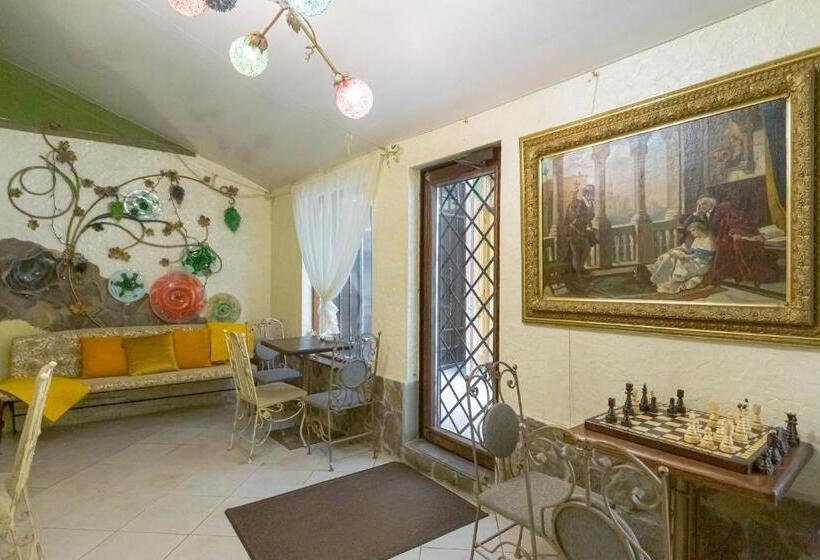 غرفة قياسية ثلاثية, Staryi Krakiv